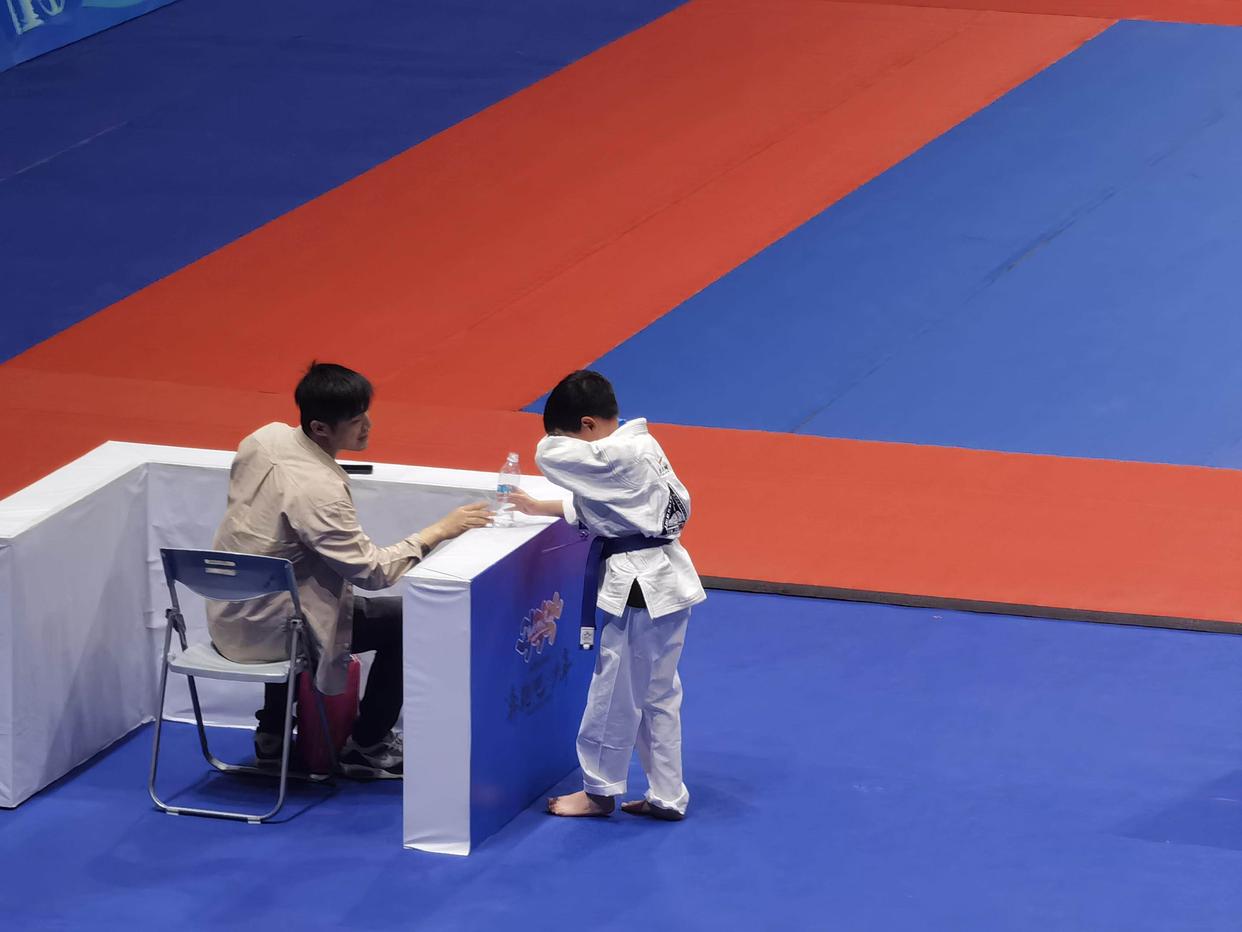 柔道淘汰赛掀起高潮，岭北旋风队大胜滇池麒麟队，战至最后一刻——边后卫成为亮点的简单介绍-开云APP